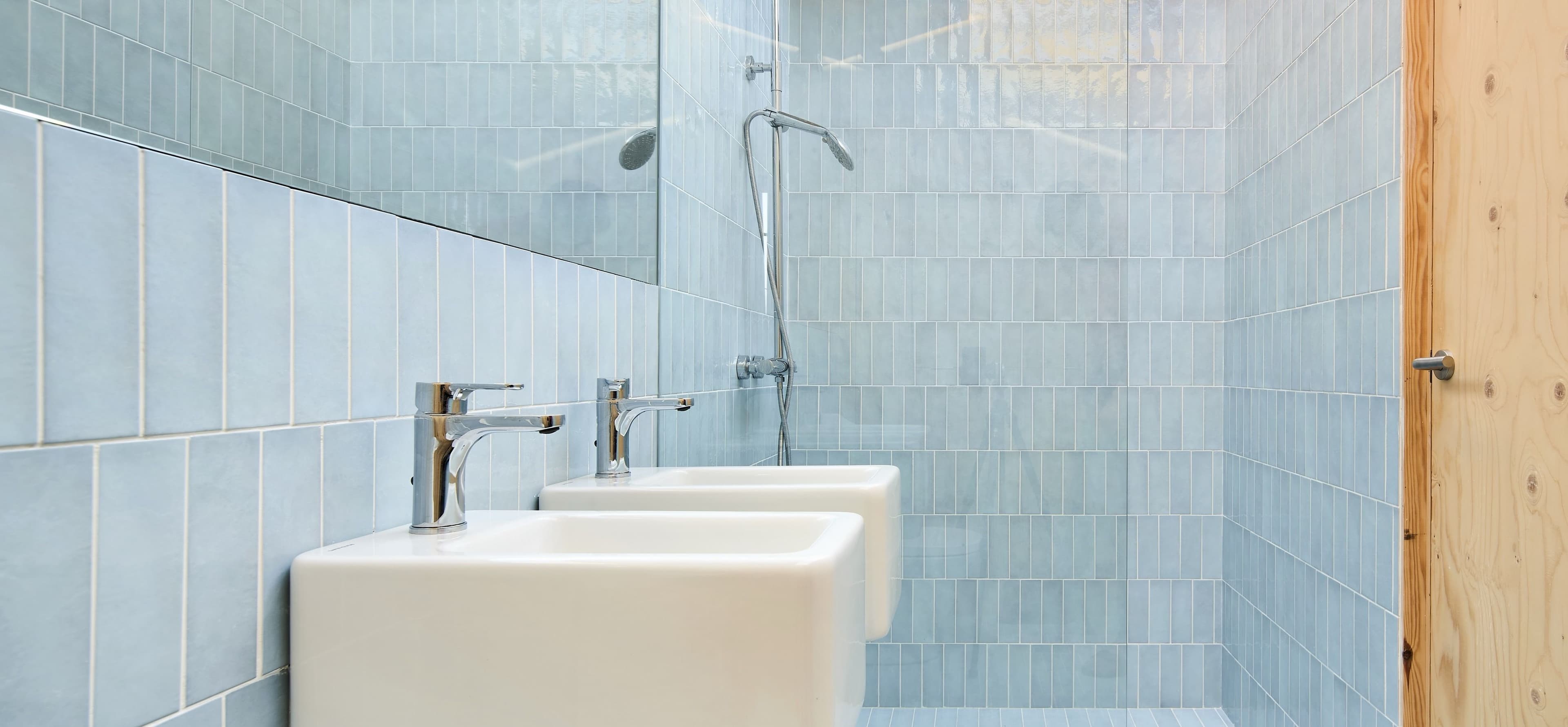 Bathroom / Casa sobre un sòcol de mao by Àgora Arquitectura